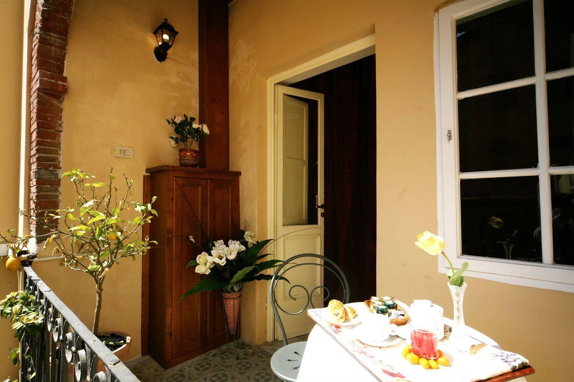 Antica Residenza Santa Chiara -City Center Lucca Exterior foto